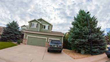 Denver, Colorado, ABD-19 Temmuz 2020 - Bir yaz sabahı tipik banliyö manzarası.