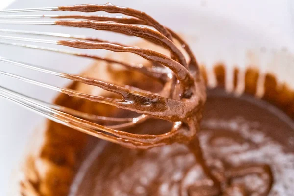 Whisking Massa Para Cupcakes Chocolate Uma Tigela Mistura — Fotografia de Stock