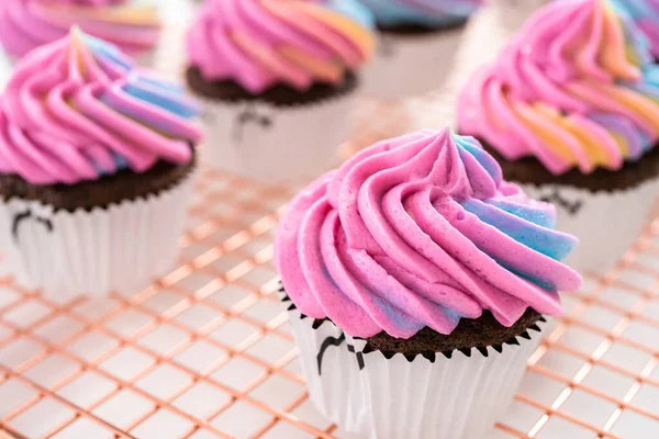 Díszítő Csokoládé Egyszarvú Cupcakes Színes Vajkrém Cukormáz Öntözés — Stock Fotó