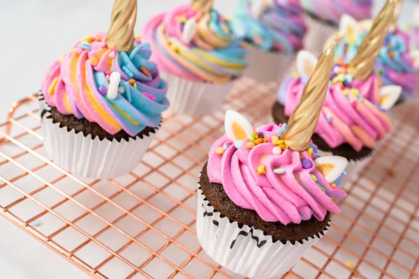 Dekorera Choklad Enhörning Muffins Med Färgglada Smörkräm Glasyr Och Strössel — Stockfoto