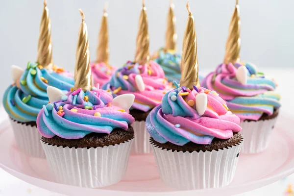 Cupcakes Unicórnio Decorados Com Cobertura Creme Manteiga Colorido Polvilhas — Fotografia de Stock