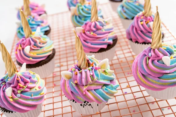 Decoração Cupcakes Unicórnio Chocolate Com Cobertura Creme Manteiga Colorido Polvilhas — Fotografia de Stock