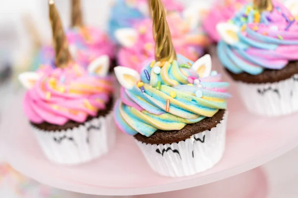 Einhorn Cupcakes Mit Buntem Buttercremezucker Und Streusel Verziert — Stockfoto