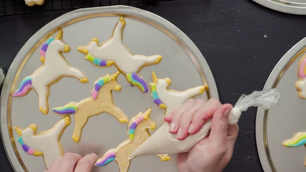 Acostado Paso Paso Decorar Galletas Azúcar Unicornio Con Glaseado Real — Foto de Stock