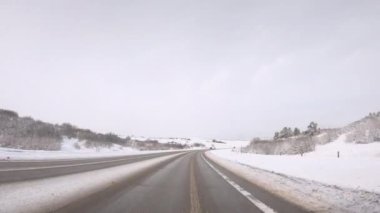 Denver, Colorado, ABD-3 Şubat 2020 - Amerika 'nın banliyölerindeki tipik kaldırım yollarında sürüş.