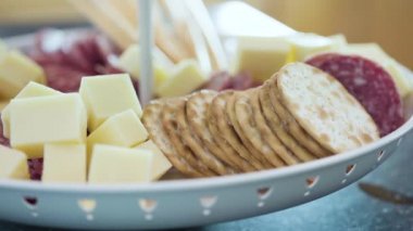 Düz yatıyordu. Adım adım. Taze meyve, gurme peynir ve kraker ile peynir tabağı hazırlıyorum..