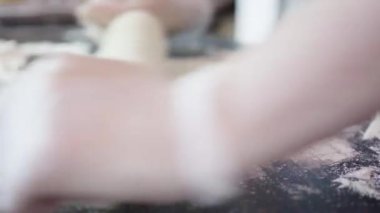 Noel kurabiyeleri pişirmek için şekerli kurabiye hamuru hazırlıyorum..