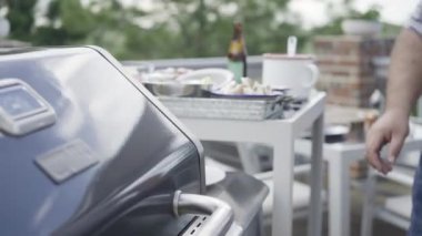 Açık hava ızgarasında pizza pişirmek..