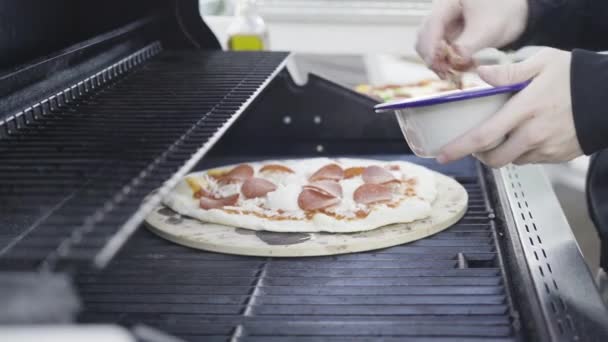 Vaření Pizza Venkovní Plyn Gril — Stock video