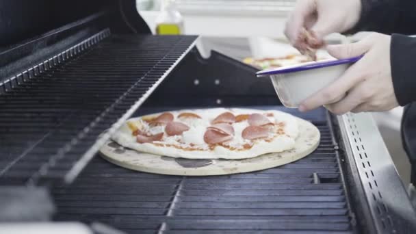 Приготування Піци Грилі Відкритому Повітрі — стокове відео