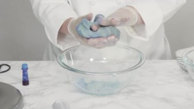 Vanilyalı kekleri süslemek için silikon kalıplı çikolata denizkızı kuyruğu yapıyorum..