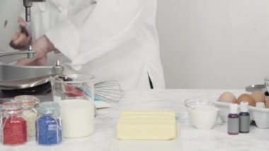 Adım adım. Vanilyalı kekleri süslemek için silikon kalıplı çikolata denizkızı kuyruğu yapıyorum..