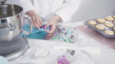 Adım adım. Vanilyalı kekleri süslemek için silikon kalıplı çikolata denizkızı kuyruğu yapıyorum..