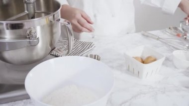 Vanilyalı kekleri süslemek için silikon kalıplı çikolata denizkızı kuyruğu yapıyorum..