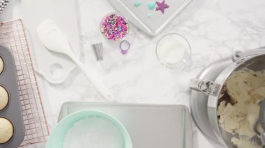 Adım adım. Vanilyalı kekleri süslemek için silikon kalıplı çikolata denizkızı kuyruğu yapıyorum..