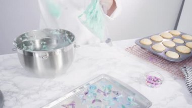 Adım adım. Vanilyalı kekleri süslemek için silikon kalıplı çikolata denizkızı kuyruğu yapıyorum..