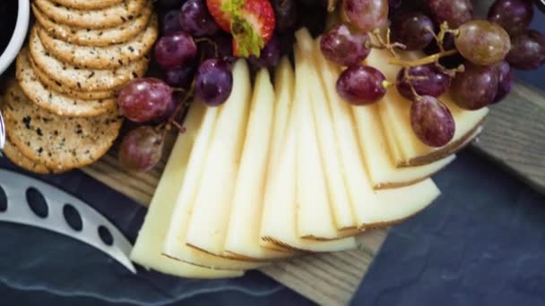 Flach Lag Gourmet Käse Cracker Und Obst Auf Einem Holzschneidebrett — Stockvideo