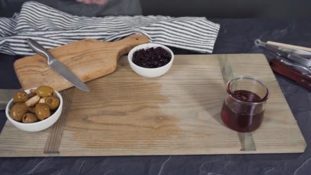 Acostado Queso Gourmet Galletas Fruta Una Tabla Cortar Madera Servido — Vídeos de Stock