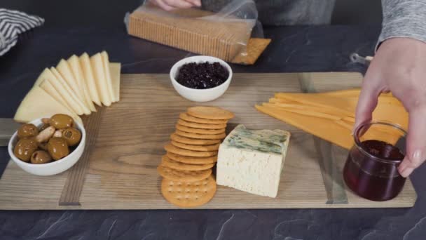 Acostado Queso Gourmet Galletas Fruta Una Tabla Cortar Madera Servido — Vídeo de stock