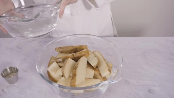 Schritt Für Schritt Zwiebelkartoffeln Keilen Mit Olivenöl Und Gewürzen Zubereiten — Stockvideo