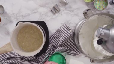 Pasta yapmak için unu diğer malzemelerle karıştırmak..