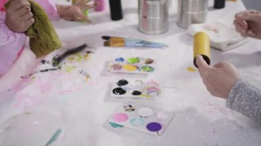 Kağıt işleri projesi. Boş tuvalet kağıtlarından yapılmış renkli böcekler.