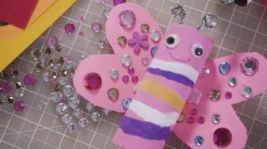 Kağıt işleri projesi. Boş tuvalet kağıtlarından yapılmış renkli böcekler.