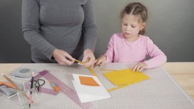 Düz yatıyordu. İnşaat kağıdından el yapımı Babalar Günü kartı yapan küçük bir kız..