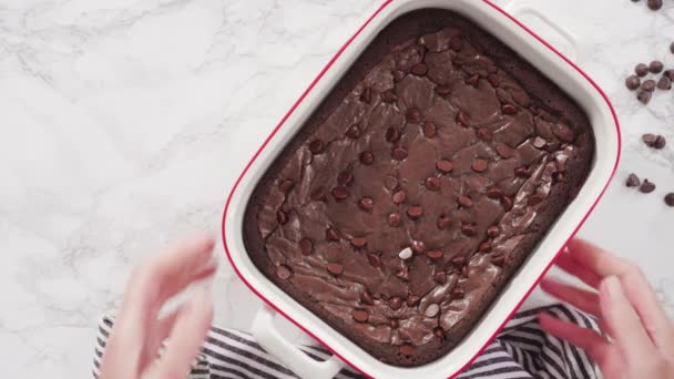 Zelfgemaakte Chocoladebrownie Marmeren Toonbank — Stockvideo