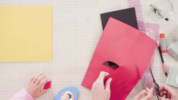 Flach Lag Kleines Mädchen Bastelt Aus Baupapier Eine Handgefertigte Vatertagskarte — Stockvideo