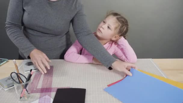 Flach Lag Kleines Mädchen Bastelt Aus Baupapier Eine Handgefertigte Vatertagskarte — Stockvideo