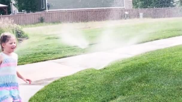 Niña Jugando Aspersiones Caluroso Día Verano — Vídeos de Stock