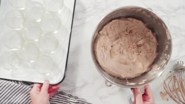 一步一步 将自制巧克力冰淇淋倒入玻璃瓶中 — 图库视频影像