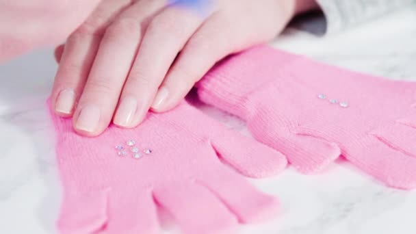 Rhinestone Roze Kids Handschoenen Met Sneeuwvlok Vormen — Stockvideo