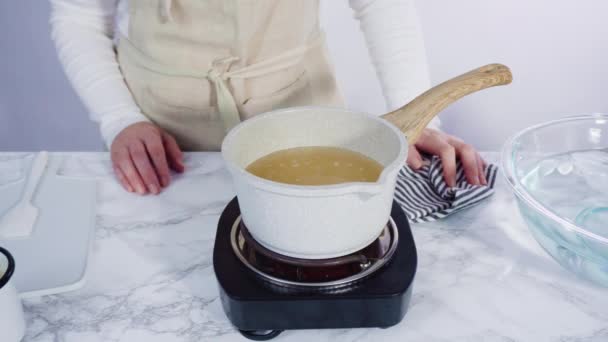 Azúcar Caramelizante Una Olla Pequeña Sobre Pequeña Estufa Eléctrica — Vídeos de Stock