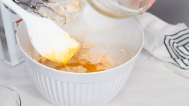 Adım adım. Vanilyalı kekleri tereyağlı kremayla karıştırıyorum..