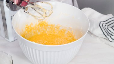 Adım adım. Vanilyalı kekleri tereyağlı kremayla karıştırıyorum..