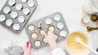 Düz yatıyordu. Adım adım. Vanilyalı kek pişirmek için kek hamurunu kek kalıbına batırıyorum..