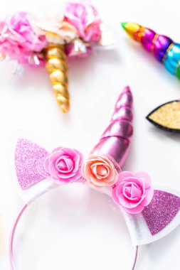 Beyaz arkaplandaki tek boynuzlu at saç bantları çeşitliliği.