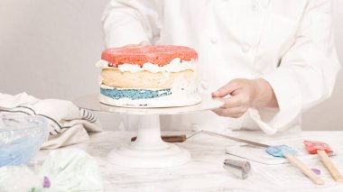 Üç katlı kremalı kremalı vanilyalı pasta..