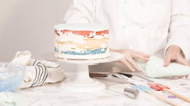 Üç katlı kremalı kremalı vanilyalı pasta..