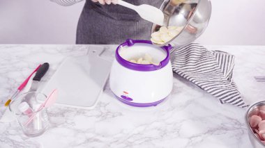 Adım adım. Çikolatalı şekerleri eritmek elektrikli bir şeker tenceresinde erir..