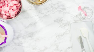 Düz yatıyordu. Adım adım. Çikolatalı şekerleri eritmek elektrikli bir şeker tenceresinde erir..