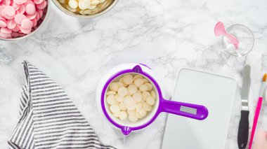 Düz yatıyordu. Adım adım. Çikolatalı şekerleri eritmek elektrikli bir şeker tenceresinde erir..