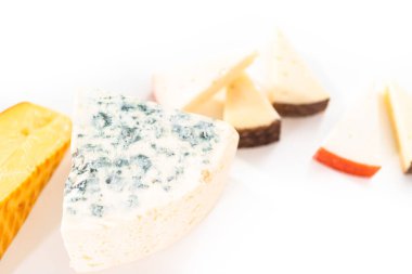 Beyaz arkaplanda geniş kama gurme peyniri çeşitliliği.