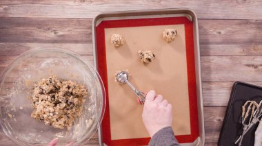Düz yatıyordu. Adım adım. Kurabiye hamurunu hamur kepçesiyle fırçalamak..