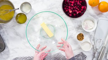 Düz yatıyordu. Adım adım. Kızılcık keki pişirmek için karışımı karıştırıyorum..