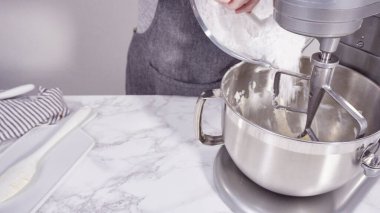 Adım adım. Krem peynirli krema hazırlamak için mutfak mikserinin malzemelerini karıştırıyorum..