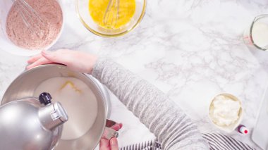 Düz yatıyordu. Adım adım. Kırmızı kadife kekler pişirmek için mutfak mikserinin malzemelerini karıştırıyorum..