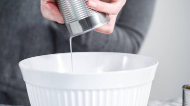 Konserve açacağıyla konserve fasulye açıyorum..